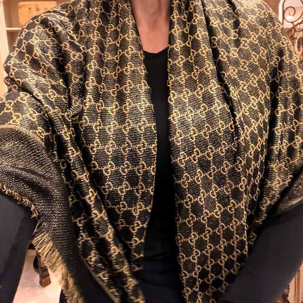 Brand new, authentic New Gucci Silk shawl/scarf - Picture 11 of 11